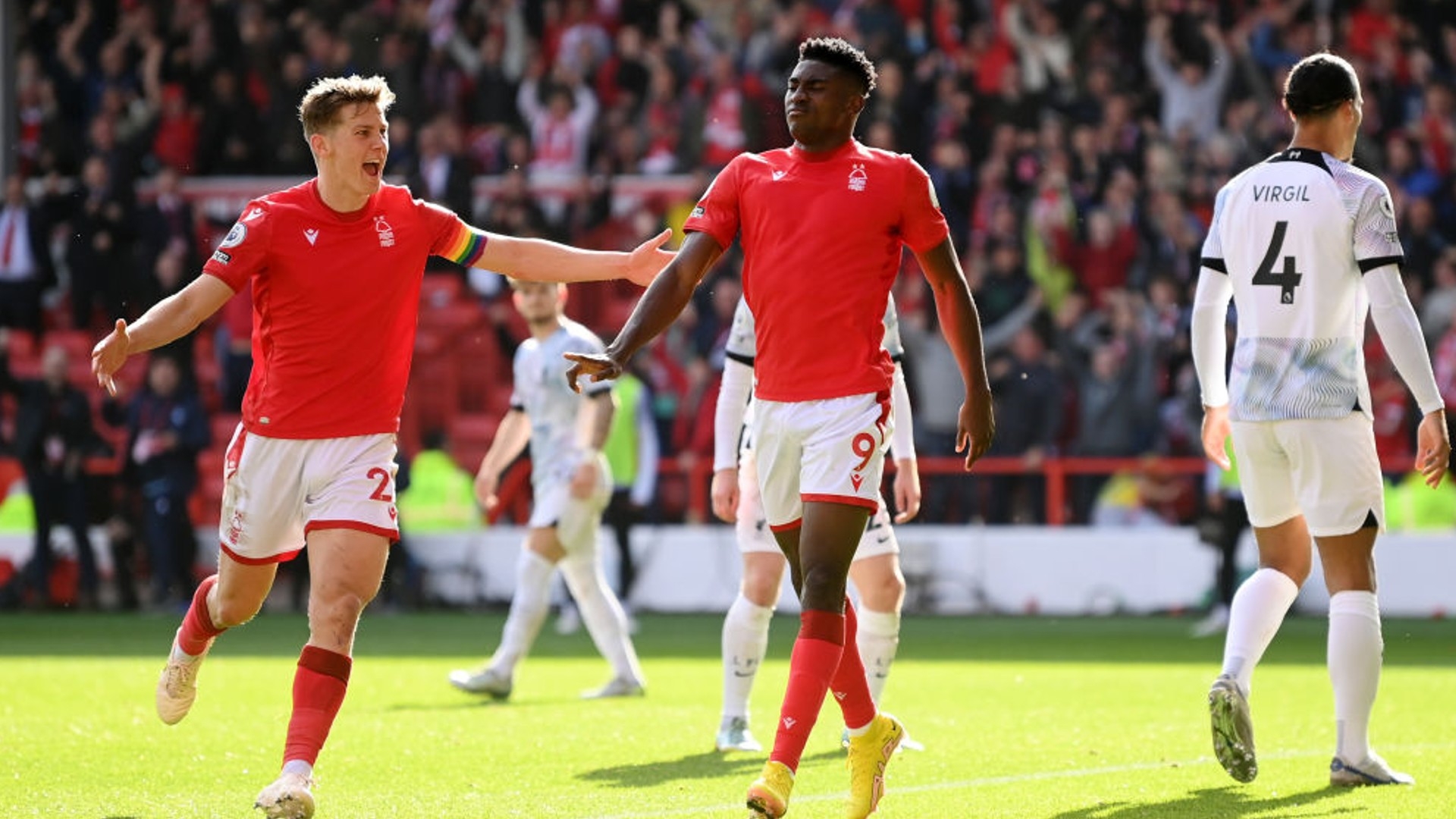 场占据了主 场占据了主